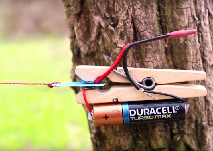 How to Create a Trip-wire Alarm with a Few Simple Items