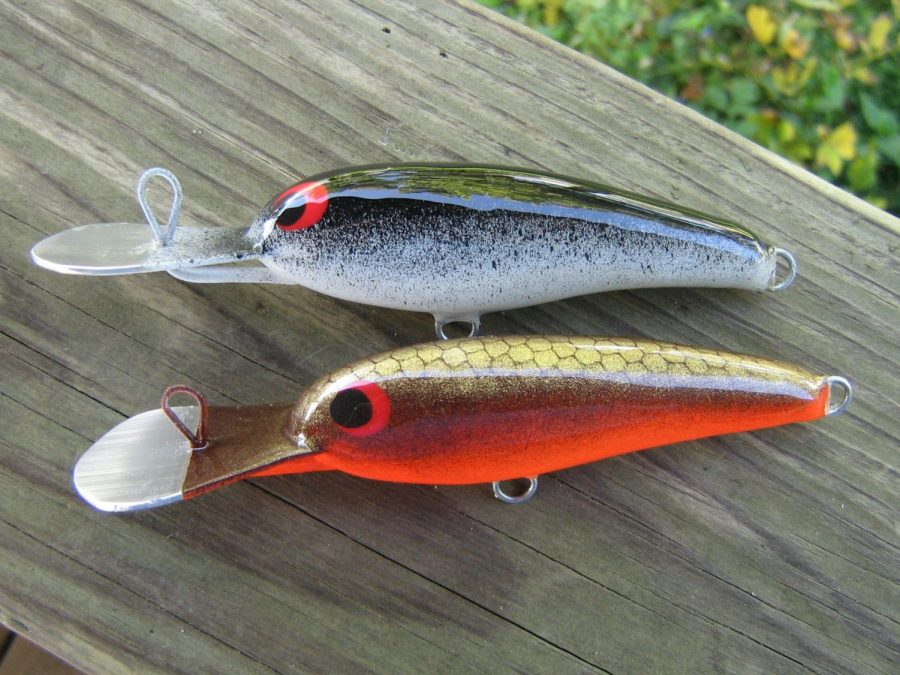 2 crankbaits, one with a medium lip and the other with a long lip. One orange, the other grey/white.