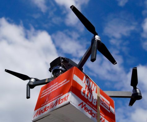 Navigation to Story: Pros And Cons on Amazons Drone Delivery