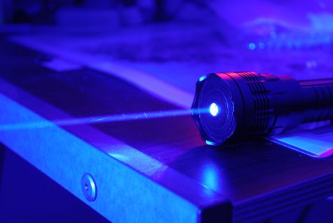 1.2W Class 4 Very High Power Blue Laser, Dark Background by FastLizard4 is licensed under CC BY-SA 2.0