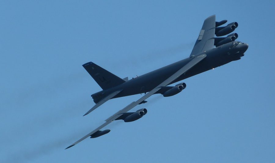Intermezzo. B52 Stratofortress passing by. by e³°°° is marked with CC BY-SA 2.0.
