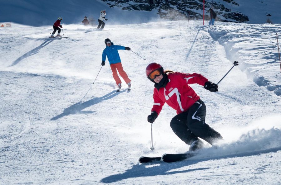 Skiers+enjoying+a+ride+in+Sainte+Foy.
