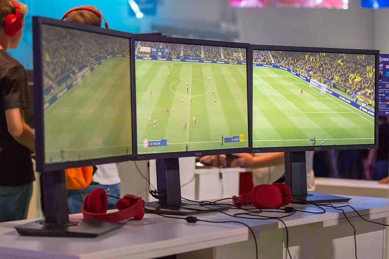 FIFA 19 von EA Sports läuft auf drei Monitoren. Surround Gaming Setup by marcoverch is marked with CC BY 2.0.