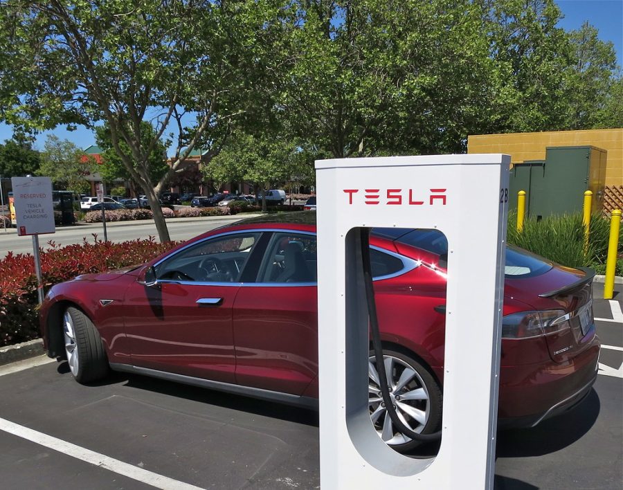 Tesla+Supercharging+in+Gilroy+by+jurvetson+is+marked+with+CC+BY+2.0.