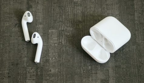 Airpods by leocomte26 is licensed under CC BY-NC-ND 2.0.