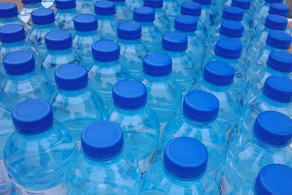 plastic water bottles by zone41 is licensed under CC BY-ND 2.0.