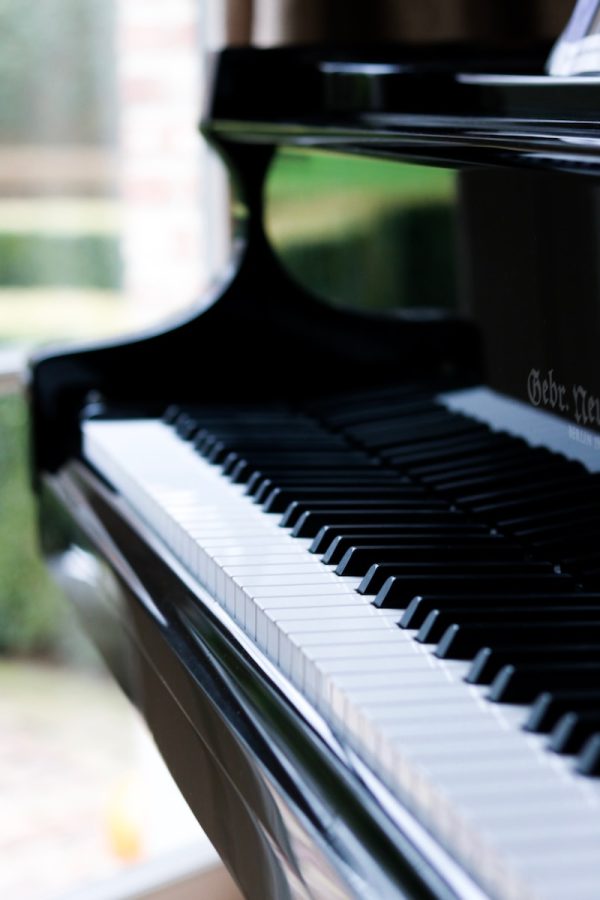 black+and+white+piano+in+close-up+photography
