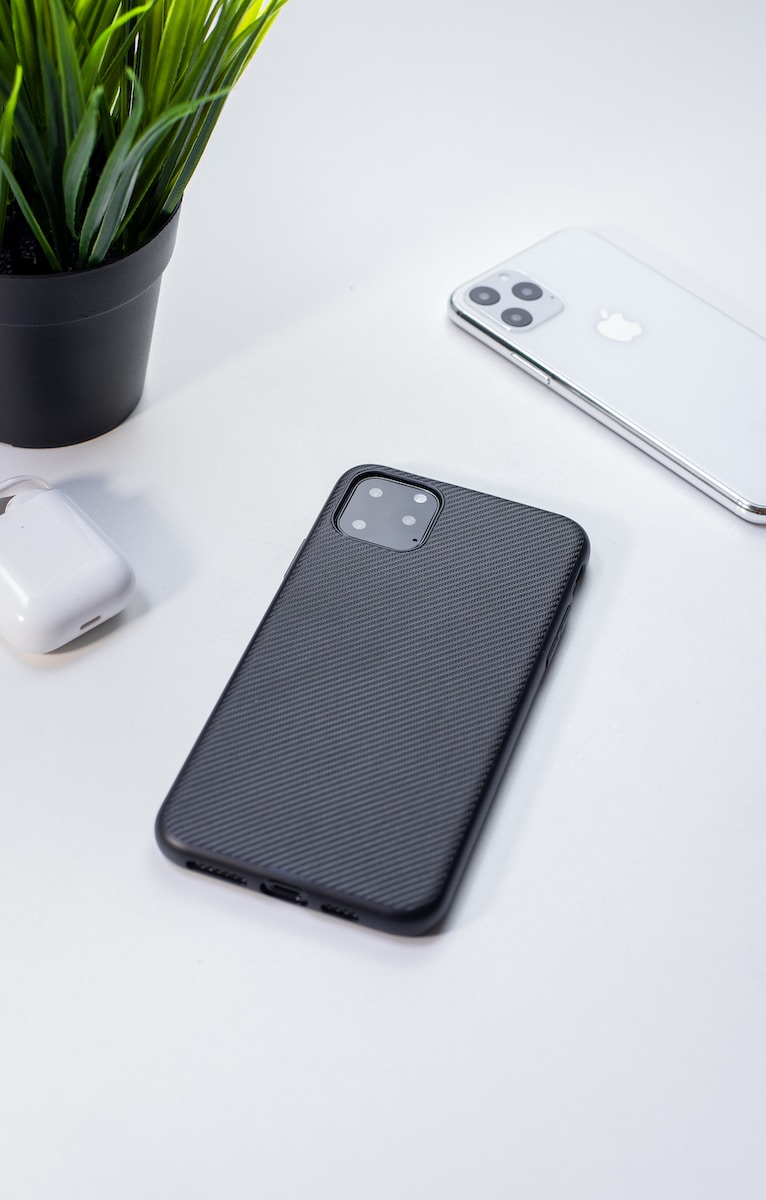 silver+iPhone+X+Pro+with+case